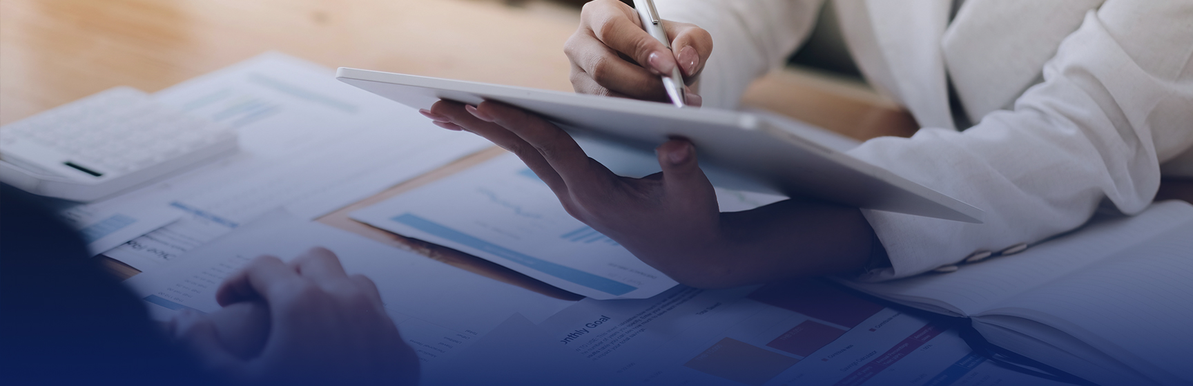 Cada módulo cuenta con una serie de actividades cuya calificación debe ser superior o igual a 80% de efectividad para ser aprobada.
Certificado de participación:
Se otorga a quienes al finalizar el curso cumplan con las actividades de aprendizaje de cada módulo con una calificación promedio de 80/100 o superior.
Certificado de Auditor Interno en Directrices sobre la evaluación del desempeño ISO 45004:2024
Se otorga a quienes, habiendo aprobado el curso, presenten y aprueben la evaluación de Auditor Interno. Para considerarse aprobada, la evaluación deberá tener una nota final igual o superior a 80/100.  
Nota: quienes no cumplan con los requisitos del certificado de participación, no podrán acceder al examen de auditor y por ende no tendrán la oportunidad de obtener este segundo certificado.